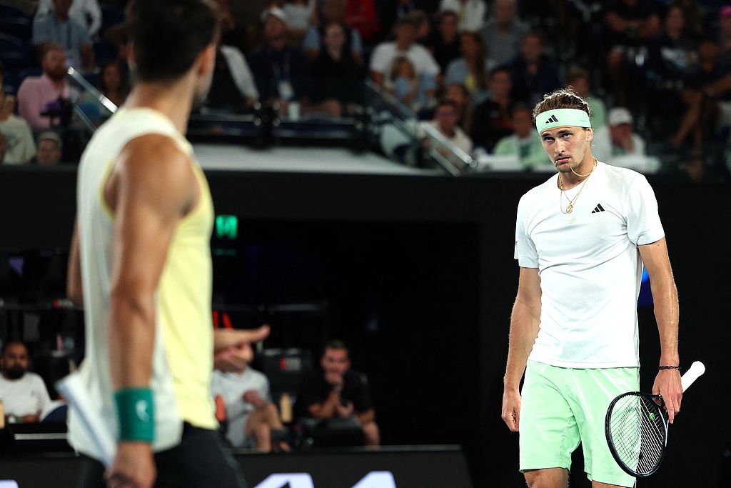 包含意大利网球队鏖战澳大利亚网球队，阿尔卡拉斯统治全场的词条