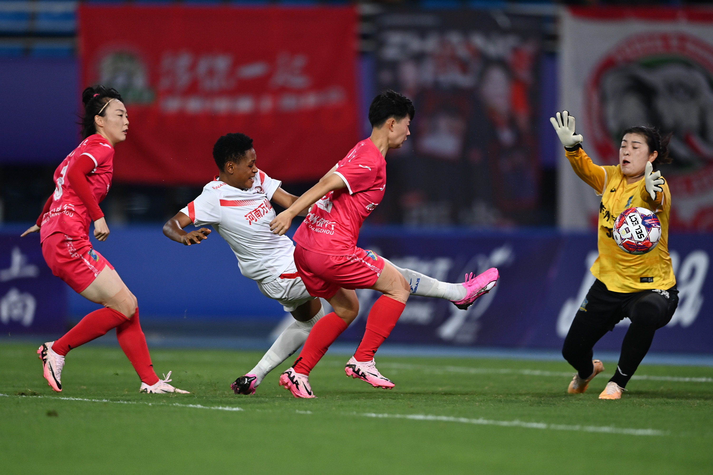 中国女足比赛中的抢球大战，场面异常激烈令人过目难忘的简单介绍