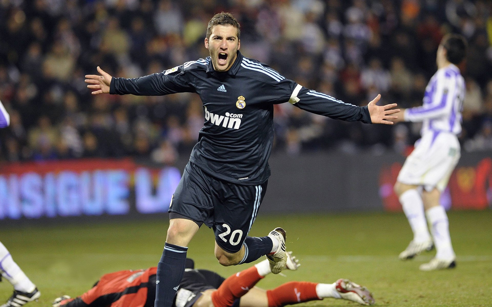 非洲雄狮的咆哮，喀麦隆全面压制威尔士，NBA总决赛之外的全球体育焦点